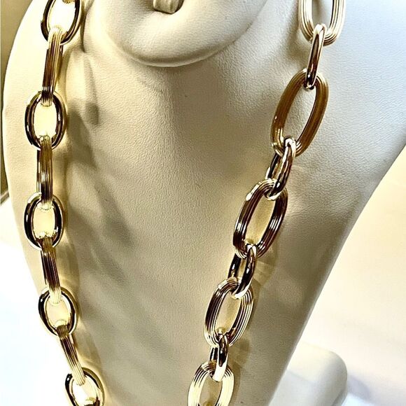 14K Gold Bold and Chunky Oval Link Necklace by Leslie’s Jewelry - Picture 13 of 15